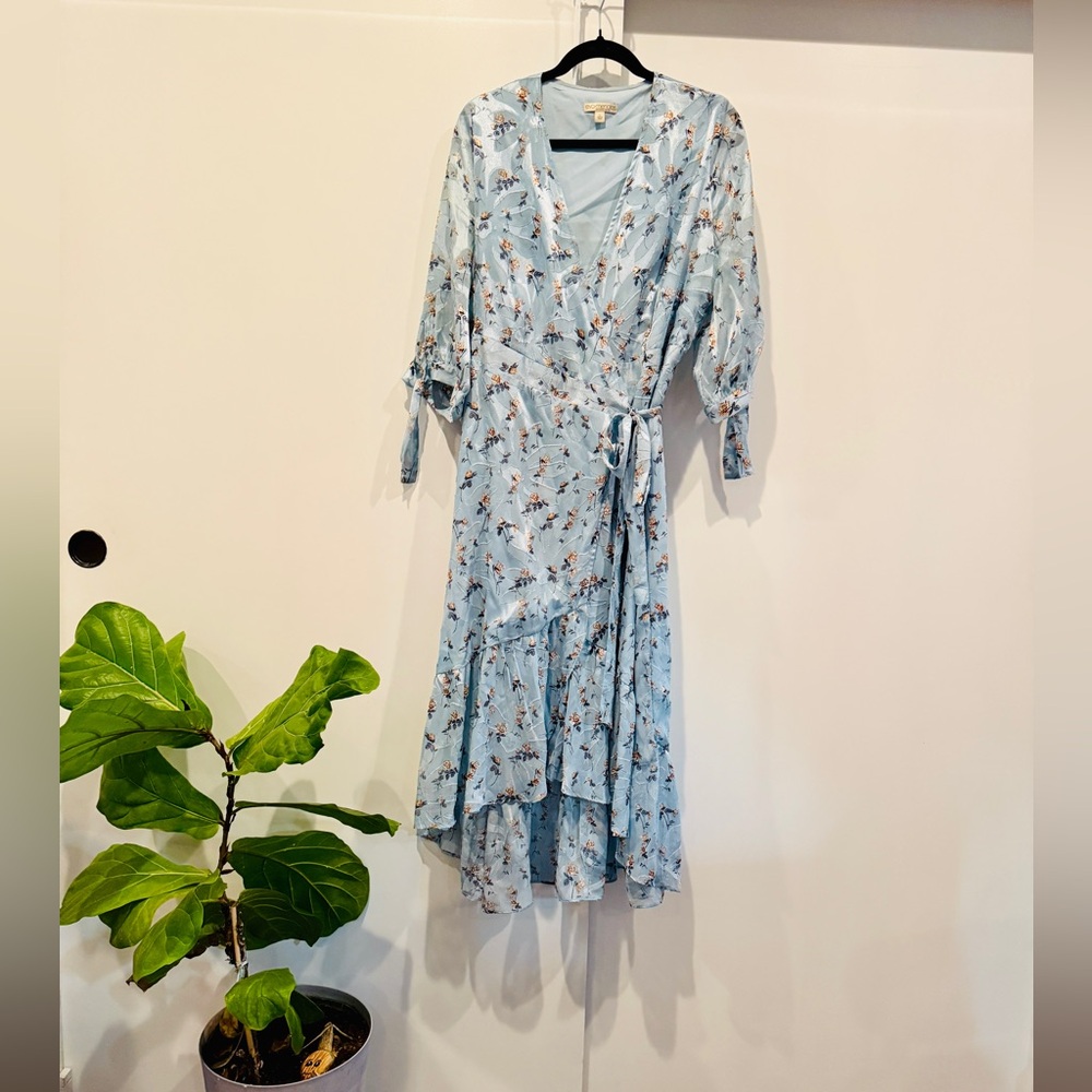 Eva Mendes floral wrap dress
Size Large